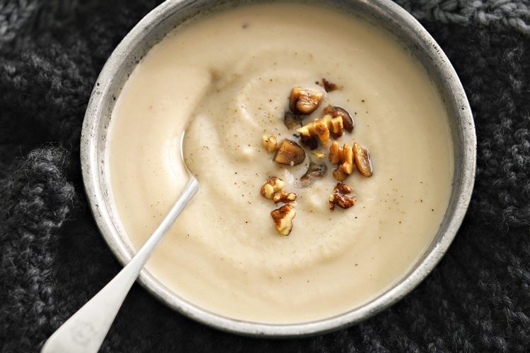 Soupe de céleri, châtaignes et noix