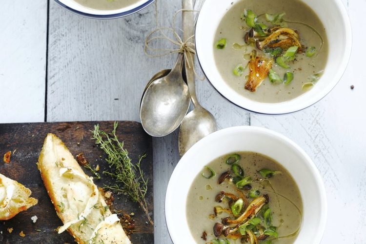 Soupe de champignons, bruschetta au chèvre et au thym