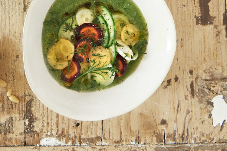 Soupe de concombre, bouquet de crudités et mayonnaise de pignons