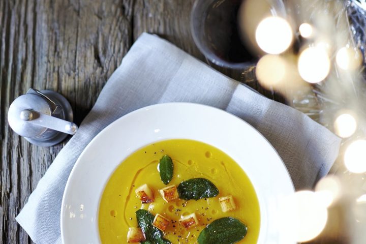 Soupe de courge butternut, sauge et croûtons de pomme