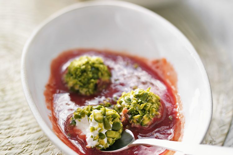 Soupe de fraises et rochers de ricotta à la pistache