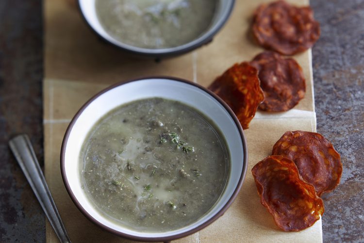 Soupe de lentilles vertes et chips de chorizo