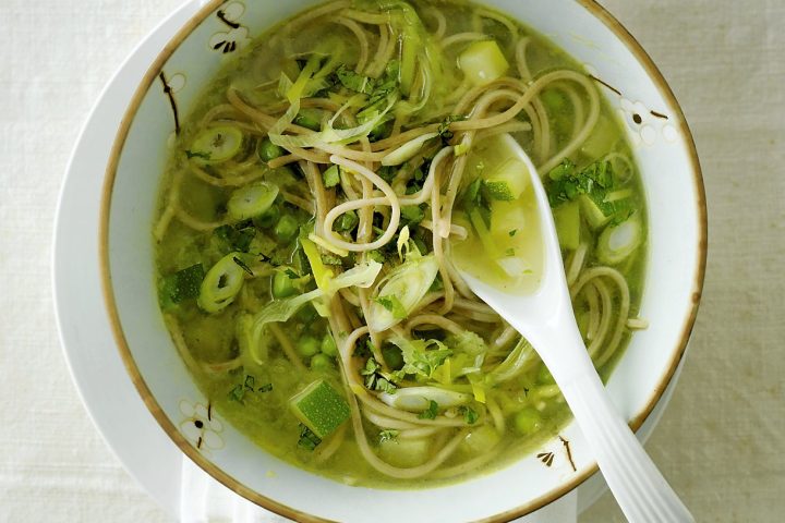 Soupe de nouilles aux légumes verts