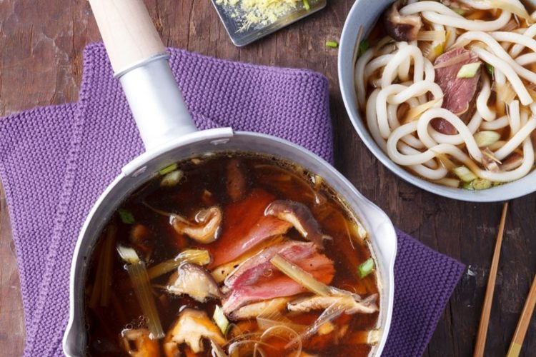 Soupe japonaise au dashi et nouilles udon