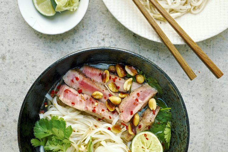 Soupe pho aux épices, bœuf, nouilles de riz et cacahuètes