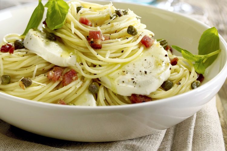 Spaghettis aux lardons, aux câpres et à la mozzarella