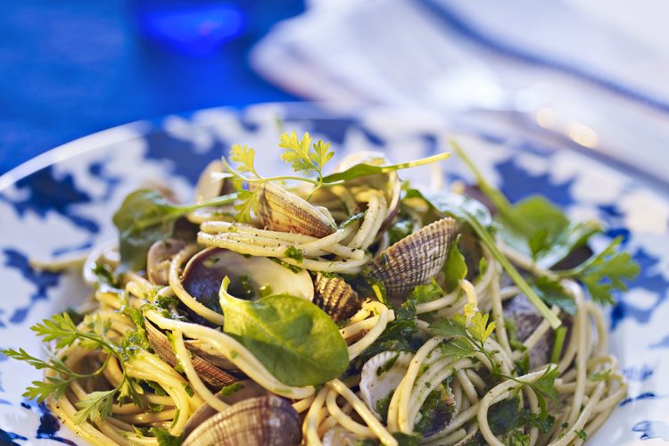 Spaghettis aux palourdes, marinière herbacée