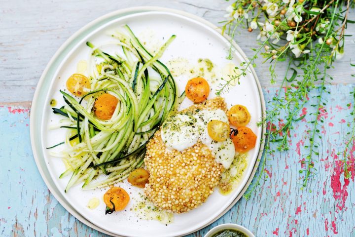 Spaghettis de courgette au pesto de menthe, poulet croustillant au quinoa