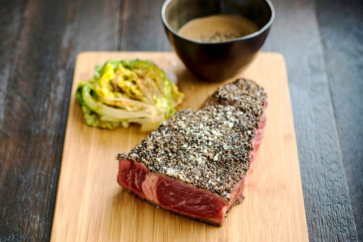 Steak en croûte d’herbes et sauce au poivre