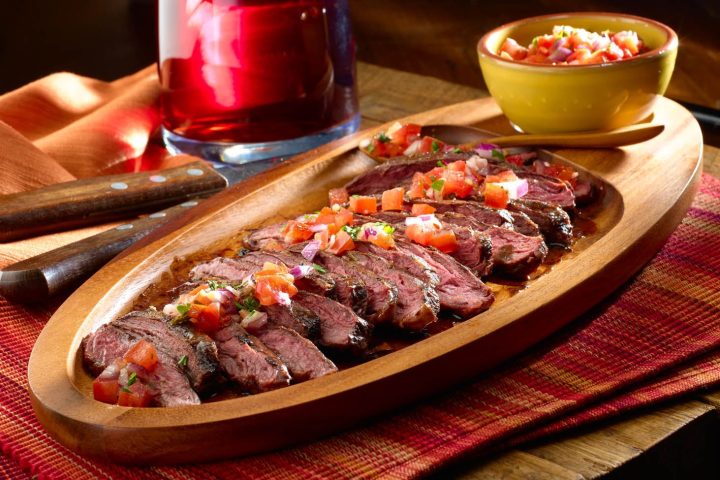 Steak grillé à la sauce criolla