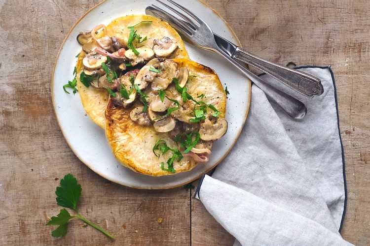 Steaks de céleri-rave à l’huile de coco, poêlée de champignons