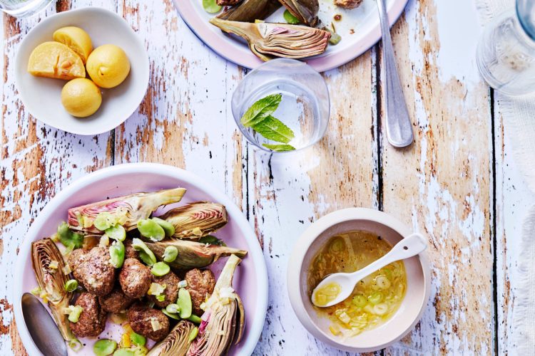 Tajine de boulettes keftas, artichauts et fèves