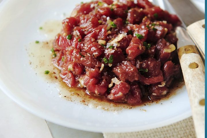 Tartare de bœuf et vinaigrette “black chicorée”