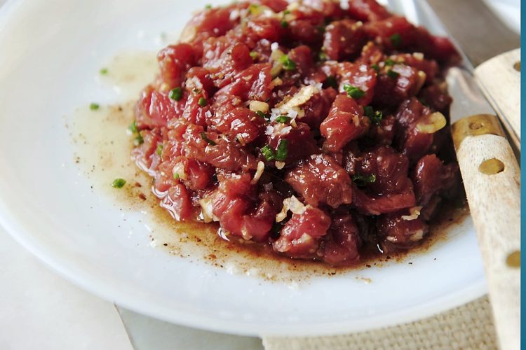 Tartare de bœuf et vinaigrette « black chicorée »