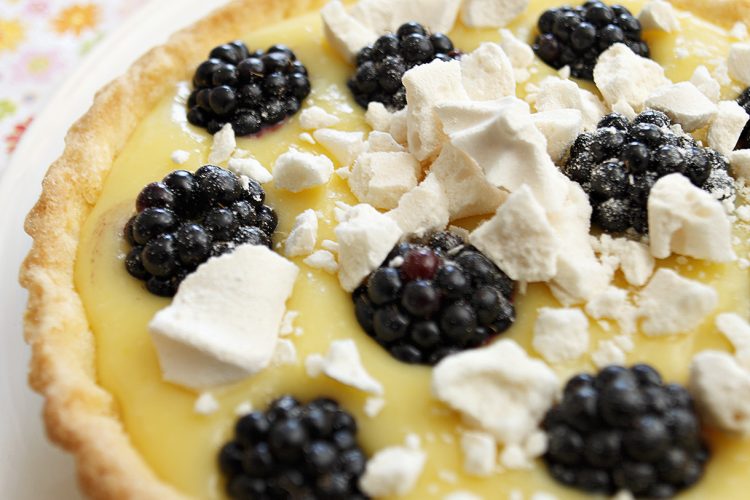 Tarte au citron et mûres, éclats de meringue