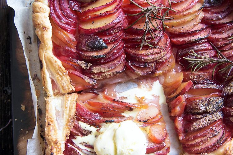 Tarte fine aux prunes, cannelle et glace vanille