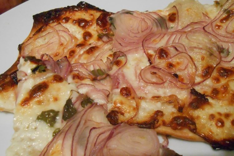 Recette tarte flambée aux oignons et au chèvre