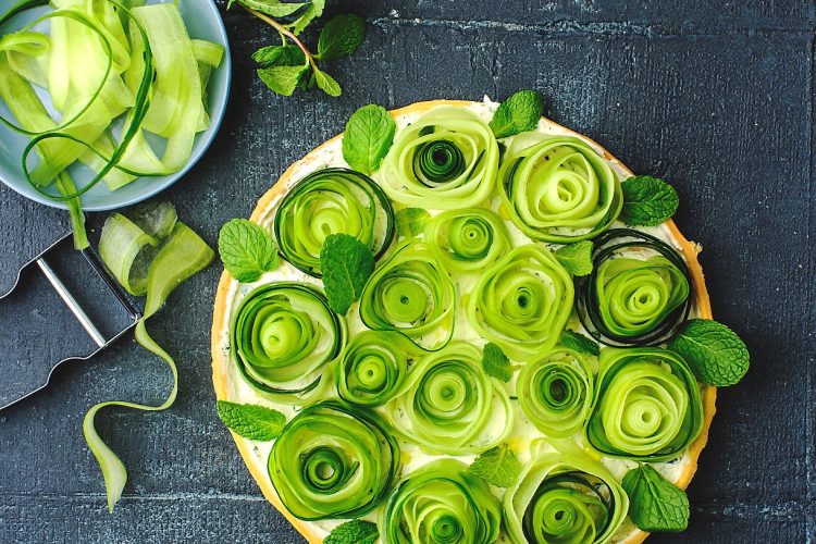 Tarte fleur au concombre, cream cheese et menthe