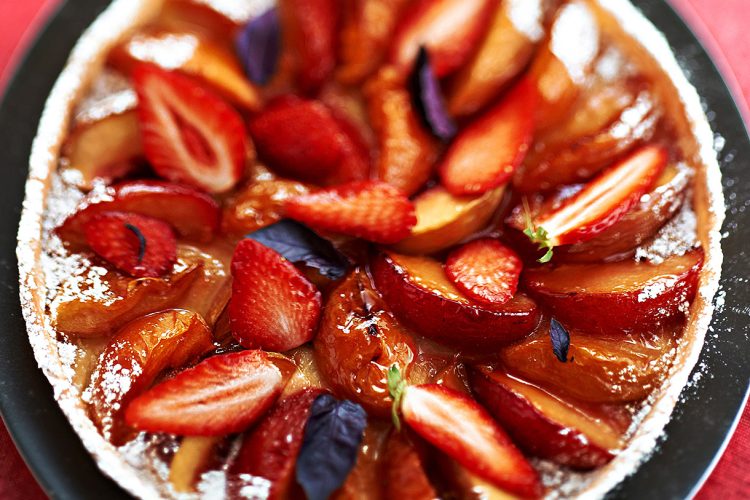 Tarte pêches, abricots au basilic, fraises