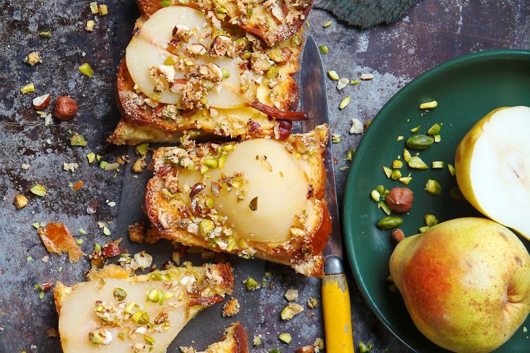 Tarte poires, noisettes et pistaches au pain perdu