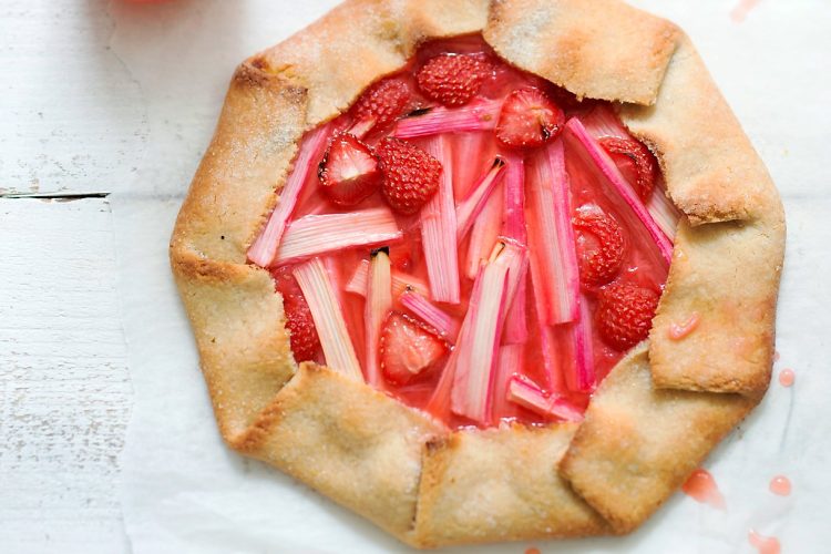 Tarte rustique vegan fraise-rhubarbe