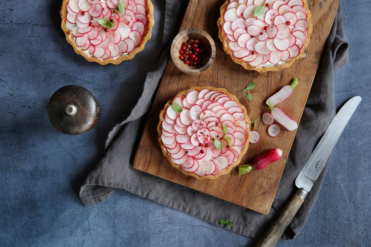 Tartelettes fleurs aux radis et fromage frais