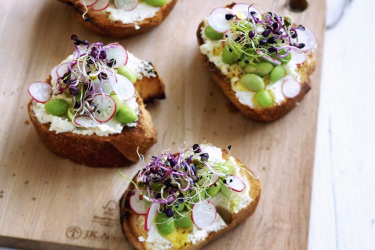 Tartine de chèvre frais, fèves et graines germées