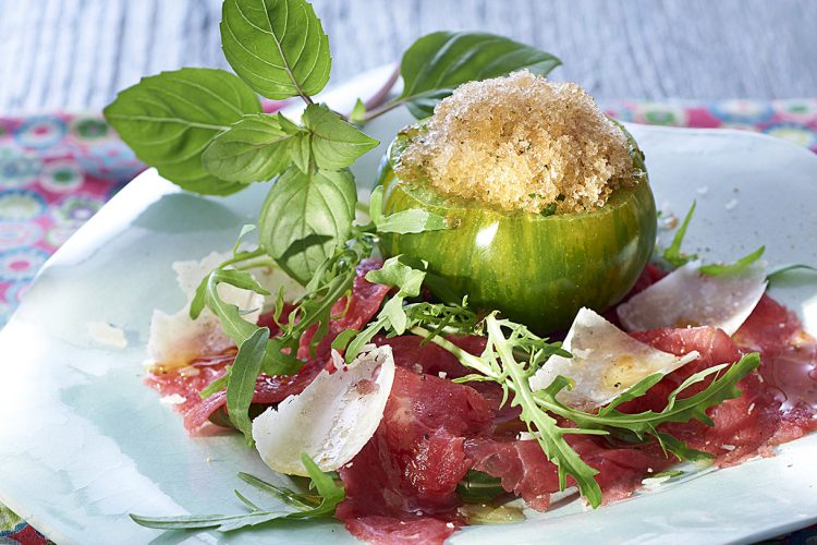 Tomate farcie au sorbet basilic sur carpaccio