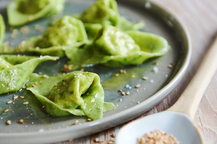 Tortellini au maquereau, pesto et sésame