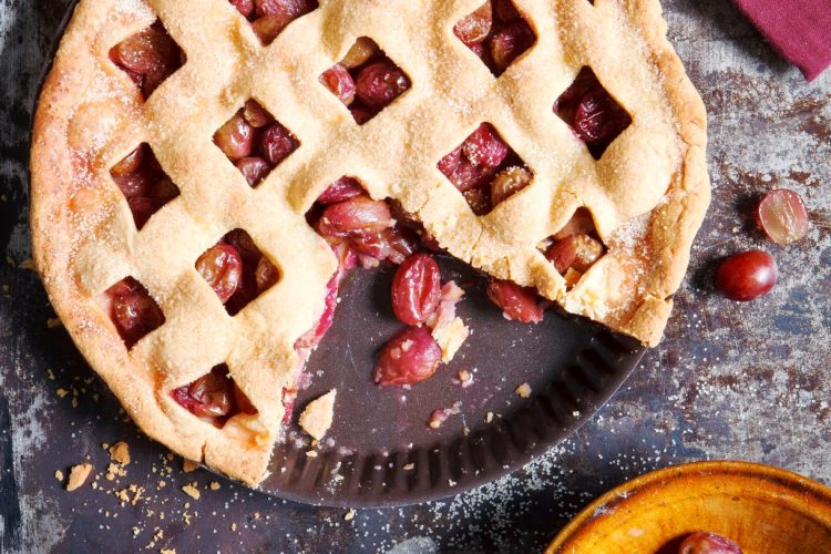 Tourte ajourée aux raisins rouges