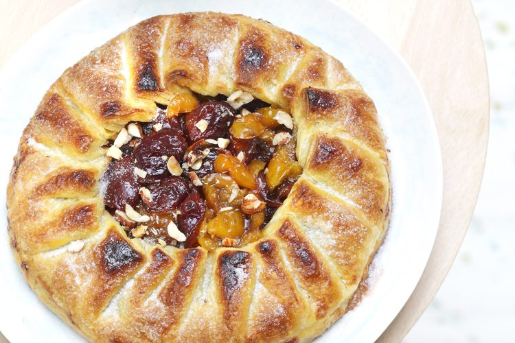 Tourte feuilletée aux prunes et fruits secs