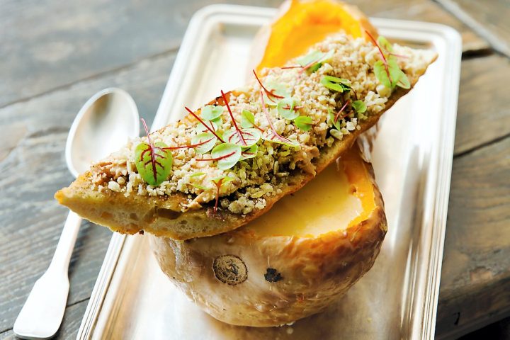 Velouté de butternut, tartines au foie gras et gomasio de châtaigne