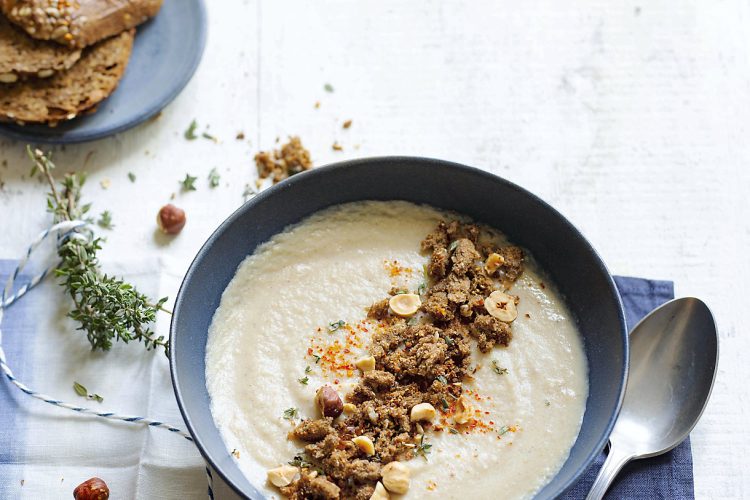 Velouté de céleri-rave à la purée de noisette, crumble de pain noir et noisette