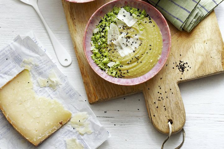 Velouté pois cassés-brocoli, graines de nigelle