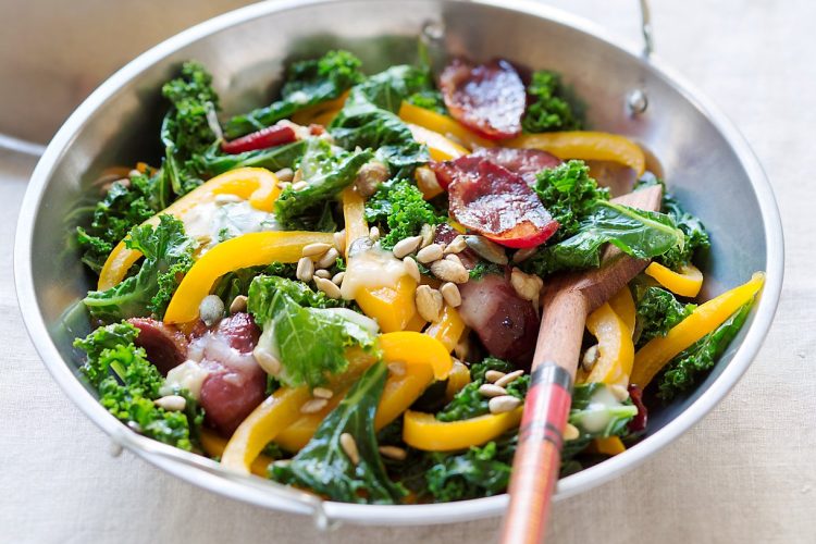 Wok de chou kale au reblochon et magret