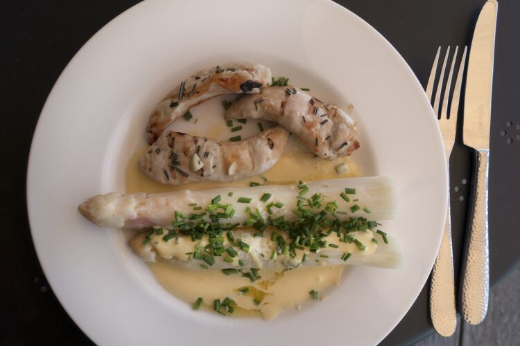 Recette d’asperges blanches à la sauce hollandaise