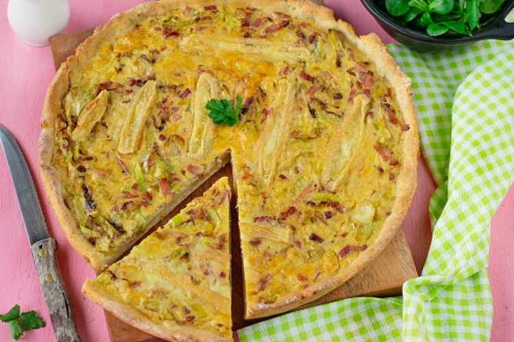 Recette de tarte aux oignons, lardons et au camembert