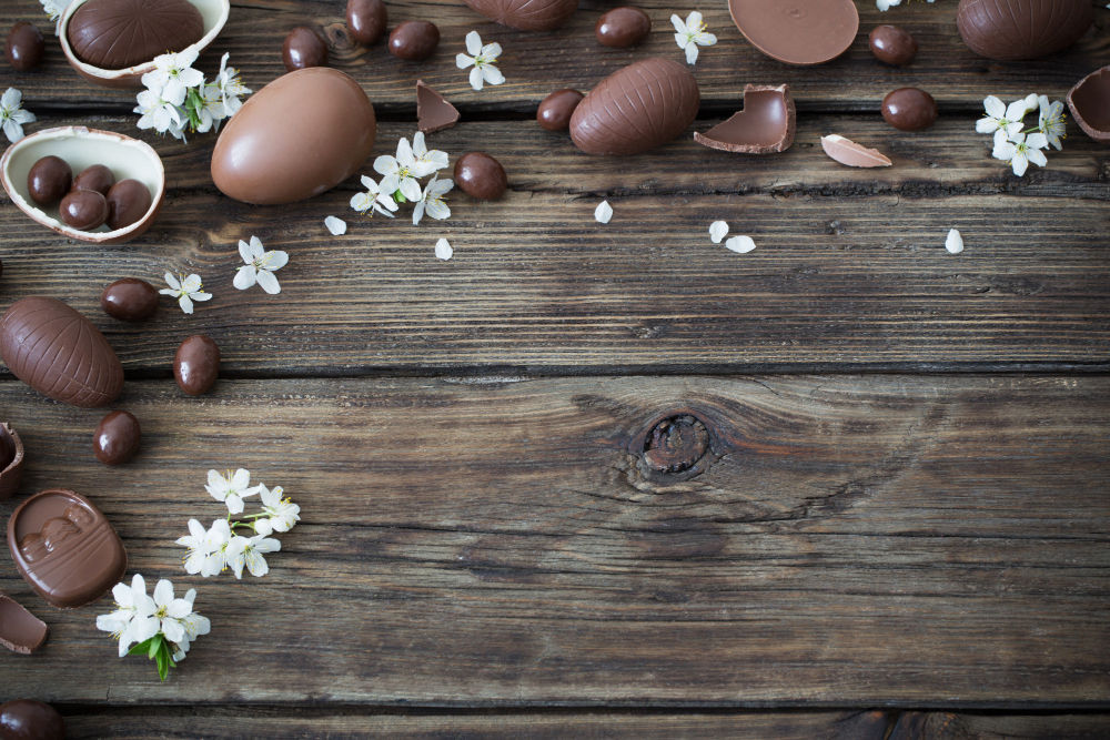 chocolats de paques sur une table en bois