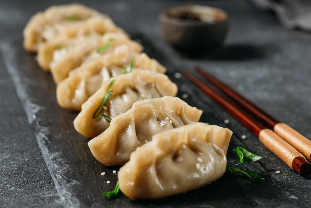 des gyozas sur une ardoise