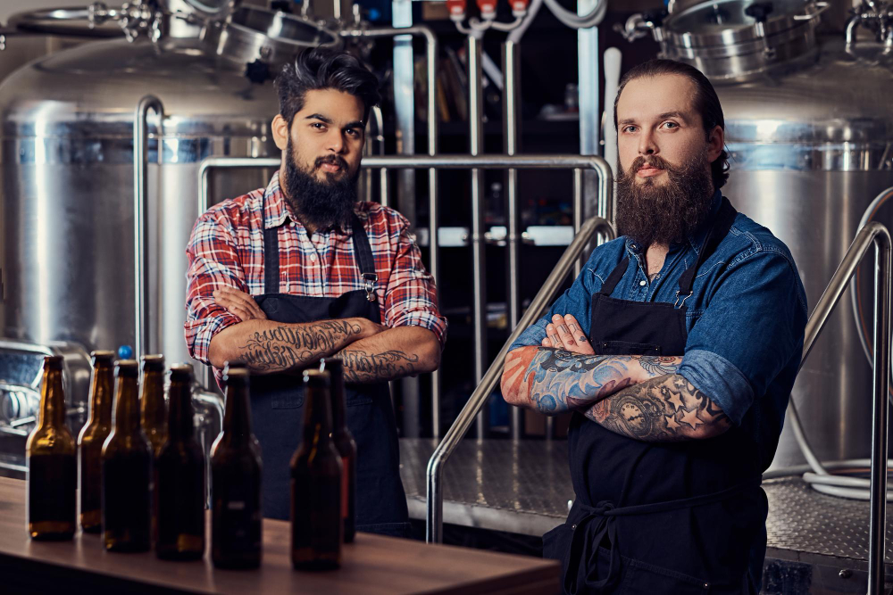 deux hommes barbus fabricants de bières artisanales