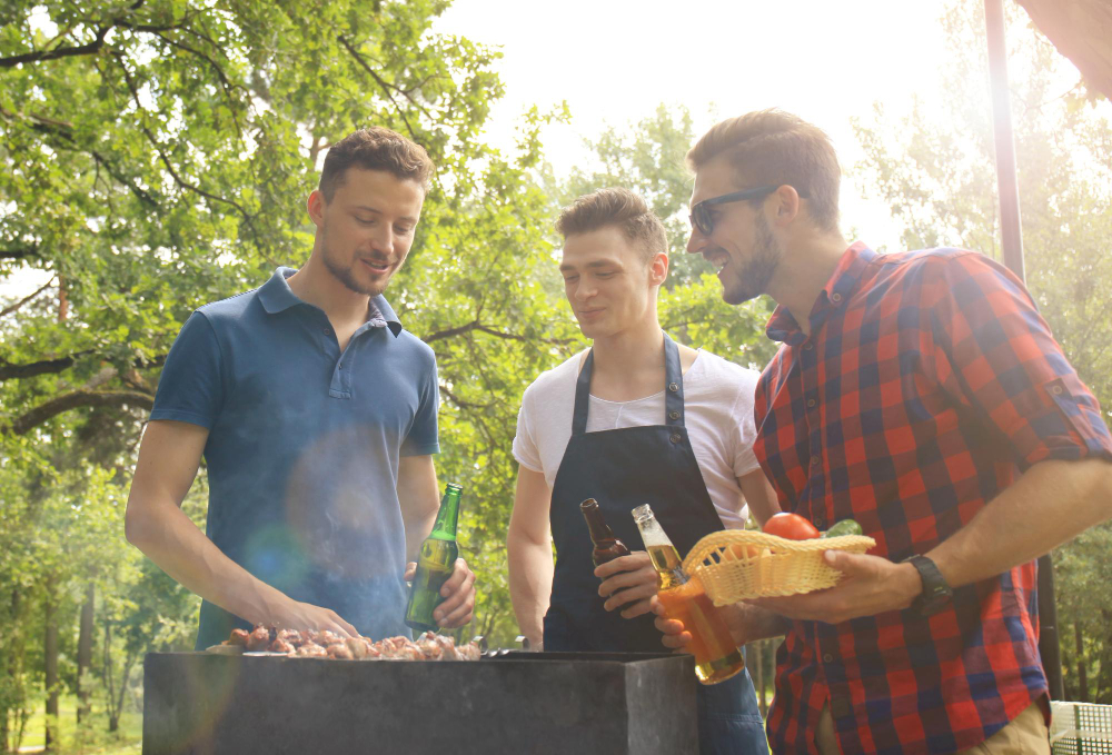 3 hommes faisant un barbecue