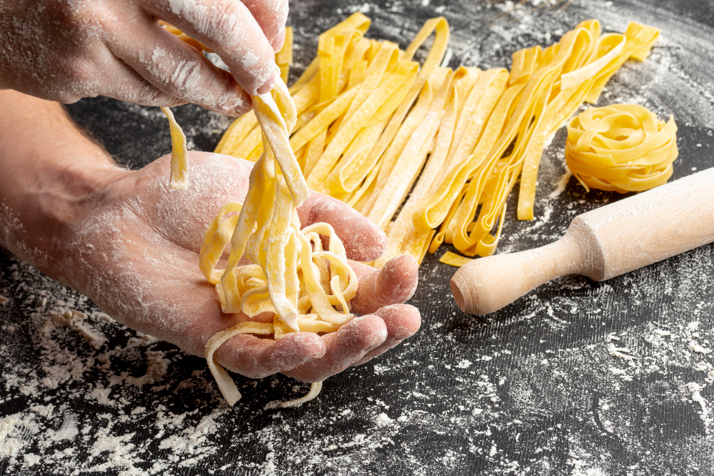 un chef préparant des pâtes italiennes