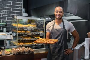 un homme tenant des patisseries