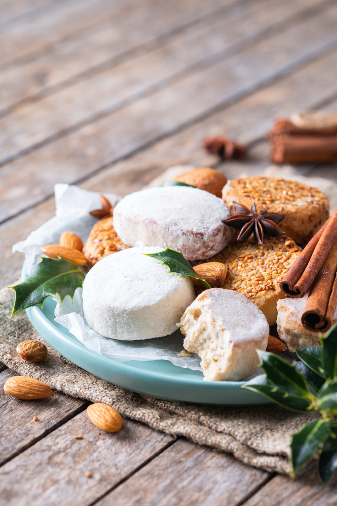 des fromages de chèvre dans une assiette