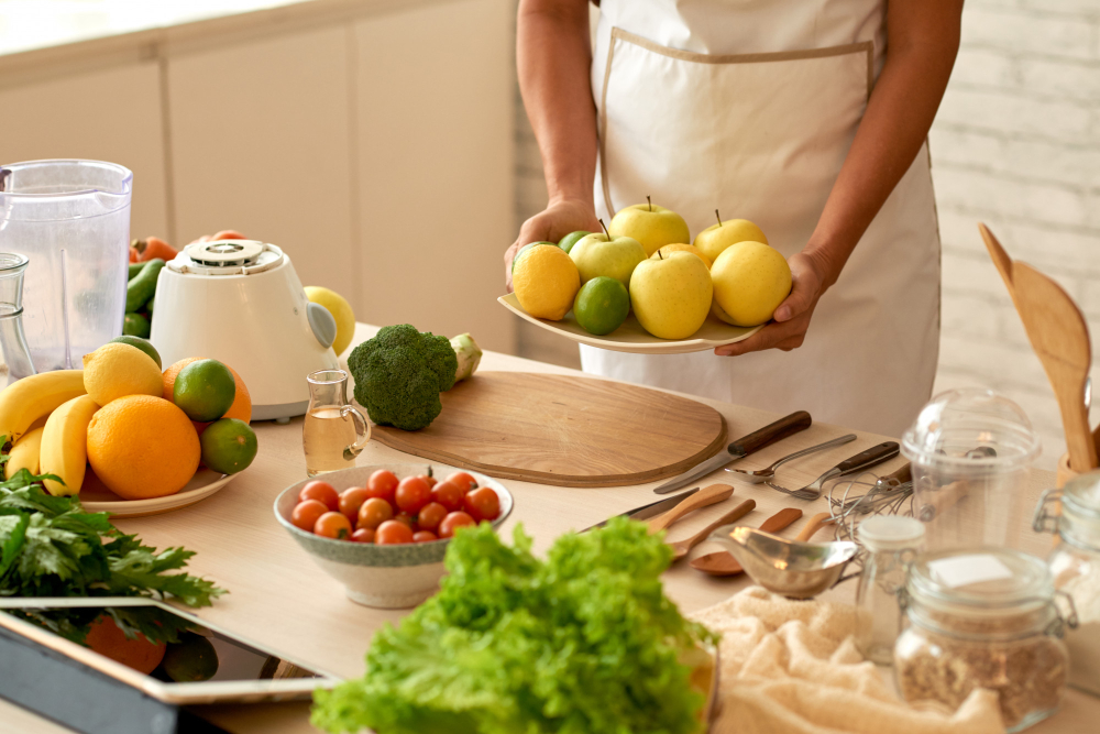 une femme cuisinant avec des fruits et des légumes