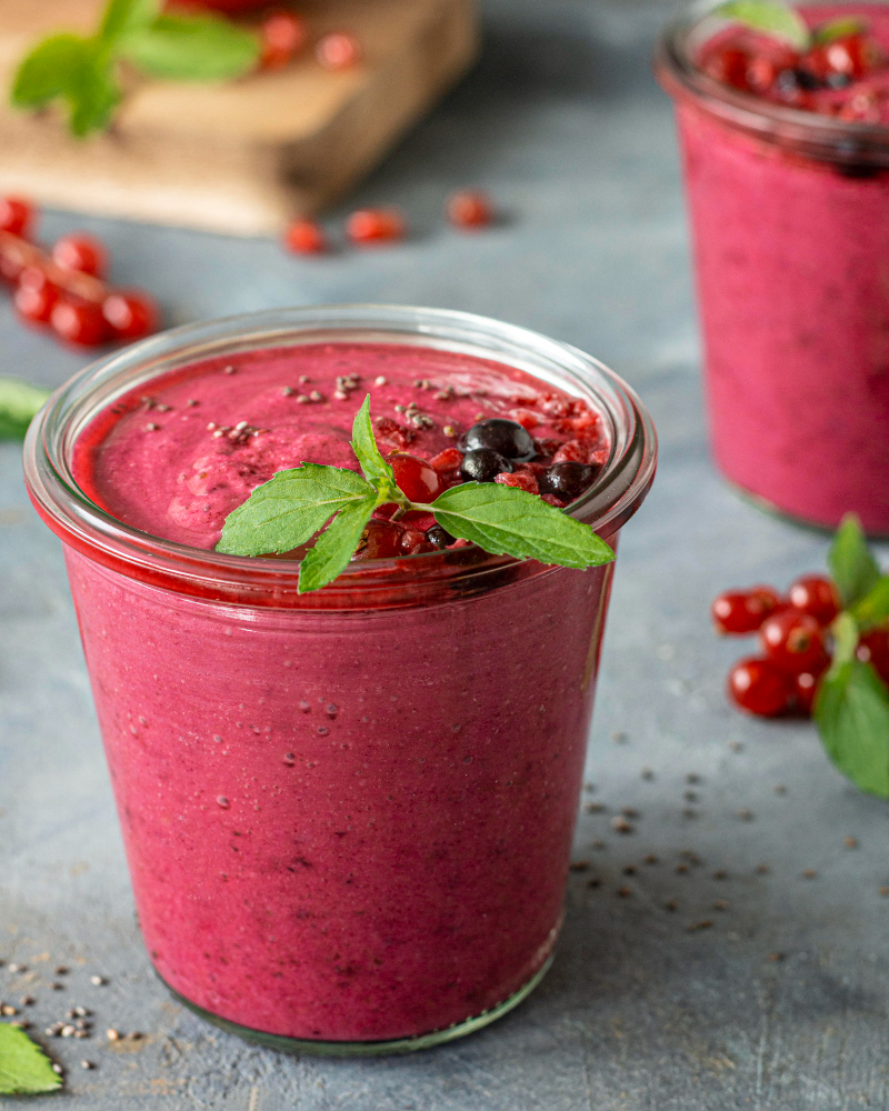 un smoothie aux fruits rouges