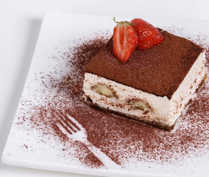 un tiramisu aux fruits rouges