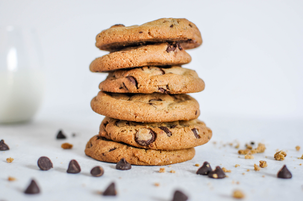 une pile de cookie au chocolat