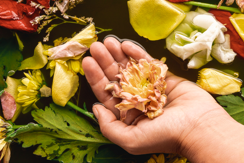 une femme tenant une fleur comestique dans sa main