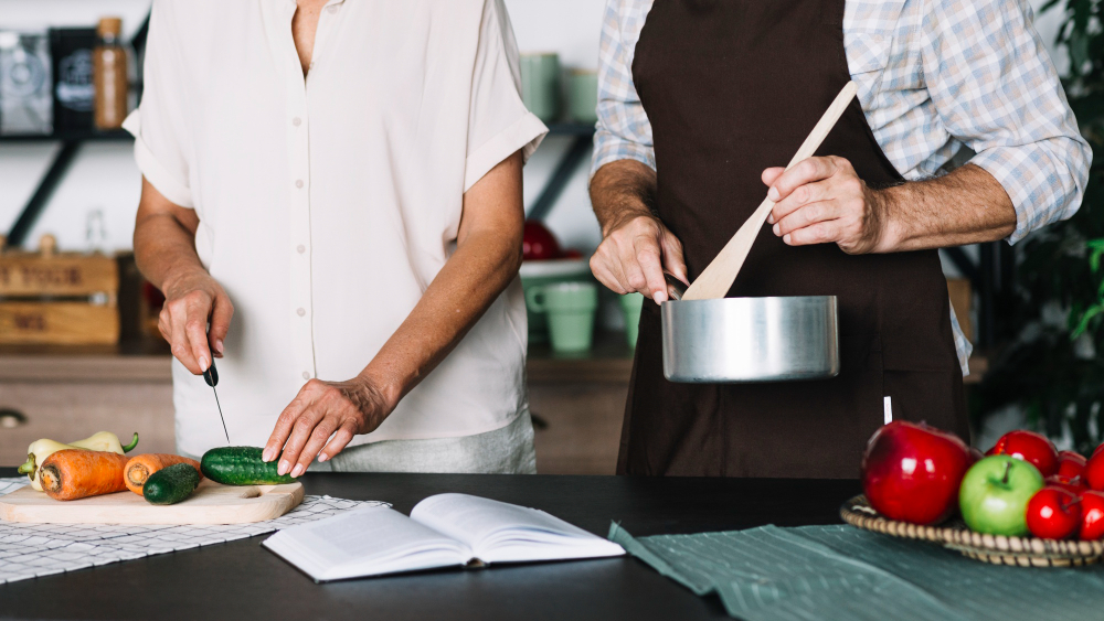 deux personnes cuisinant